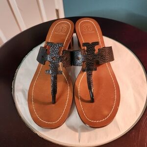 Tory Burch Black Moore Elba Tumbled Leather Thong in Black size 9